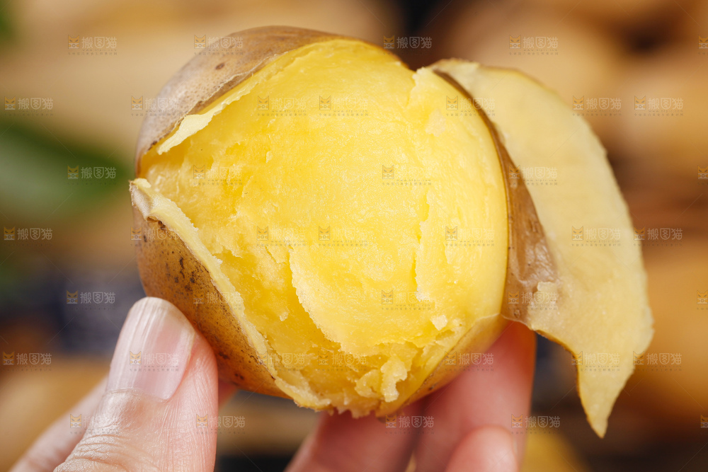 手里拿着迷你小土豆