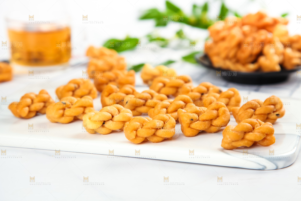 石板上摆放着香酥小麻花