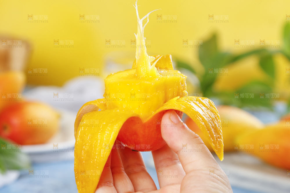 手里拿着芒果果肉