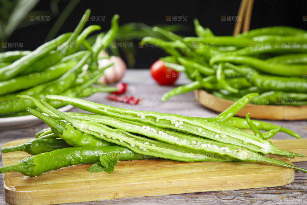 木板上的新鲜青辣椒