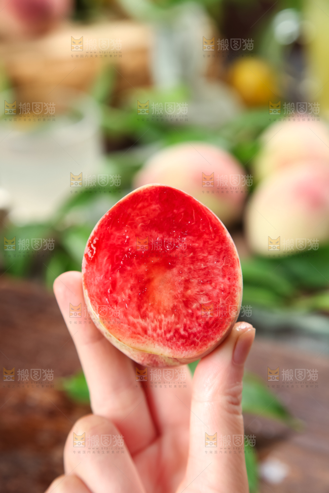 手上拿着湖北胭脂红桃子