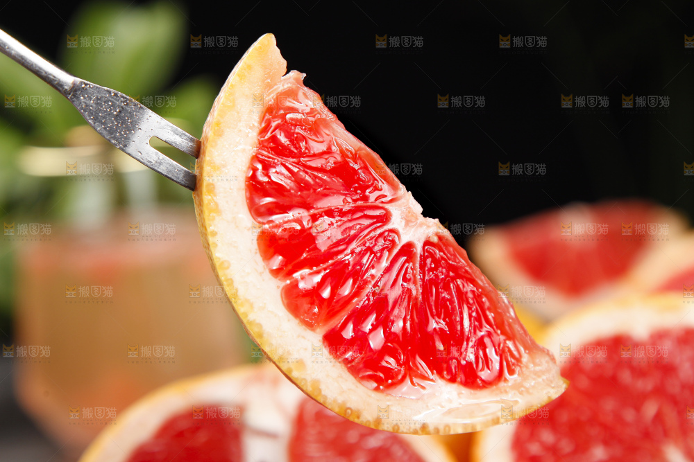 深底上放着南非红心西柚