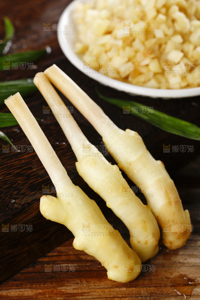 木板上放着生姜