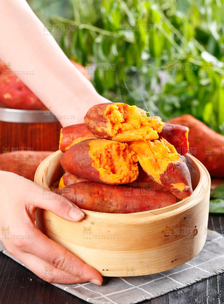手里拿着红蜜薯
