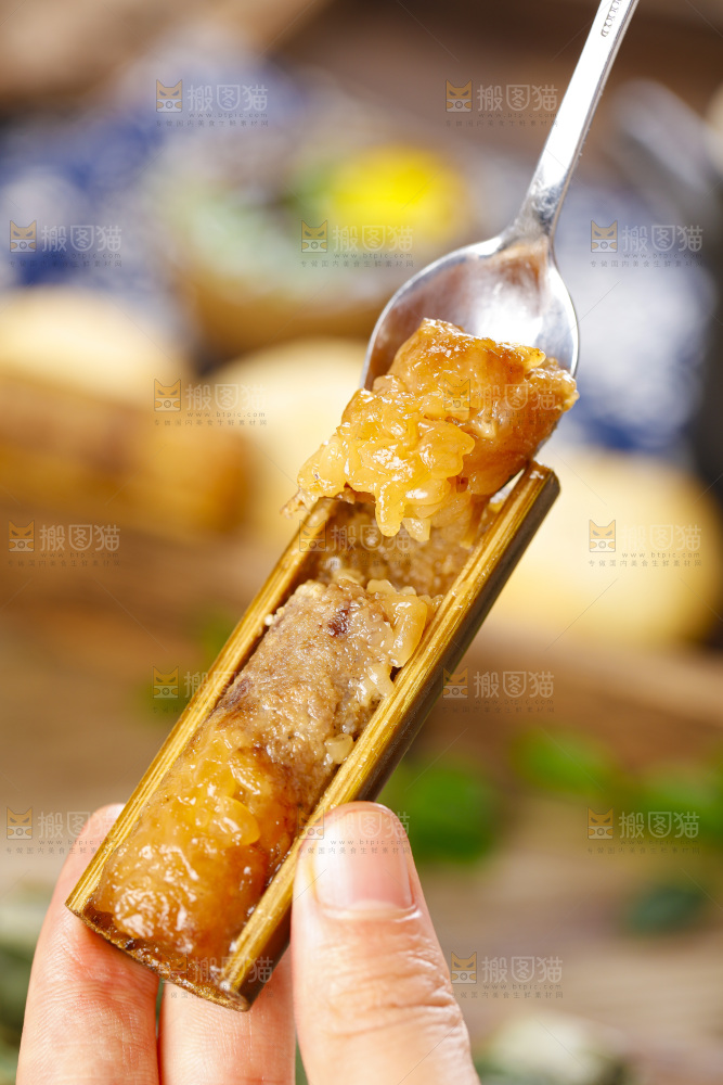 手里拿着竹筒糯米饭