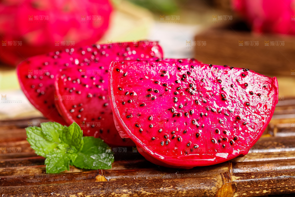 木板上放着金都一号红心火龙果