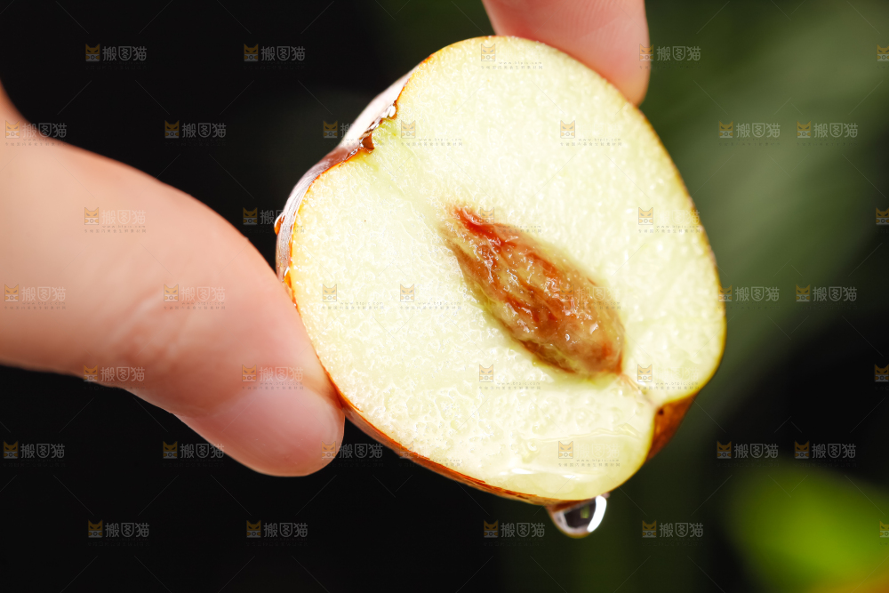 手里拿着沾化冬枣