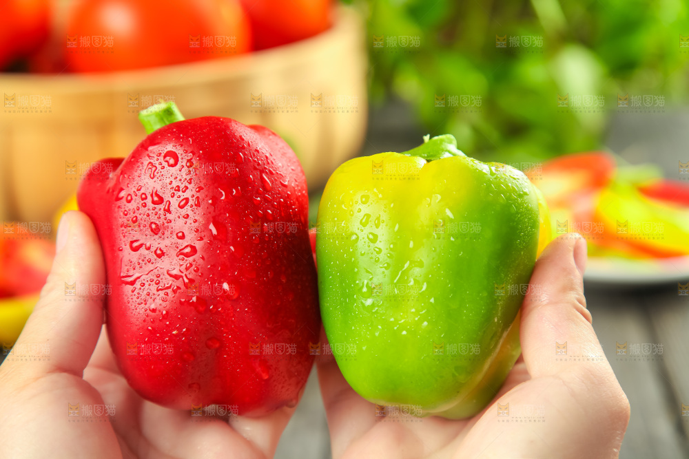 手里拿着新鲜辣椒