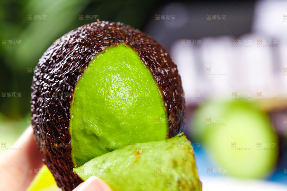 手里拿着秘鲁牛油果