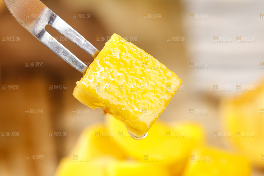 叉子上叉着蟠桃果肉
