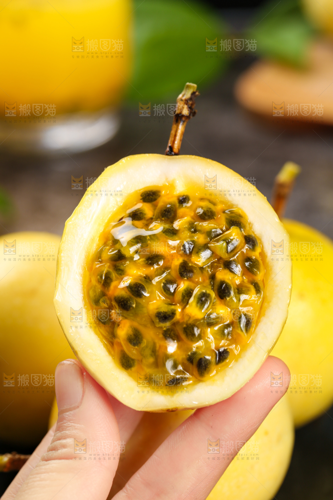 石板上放着福建黄金百香果