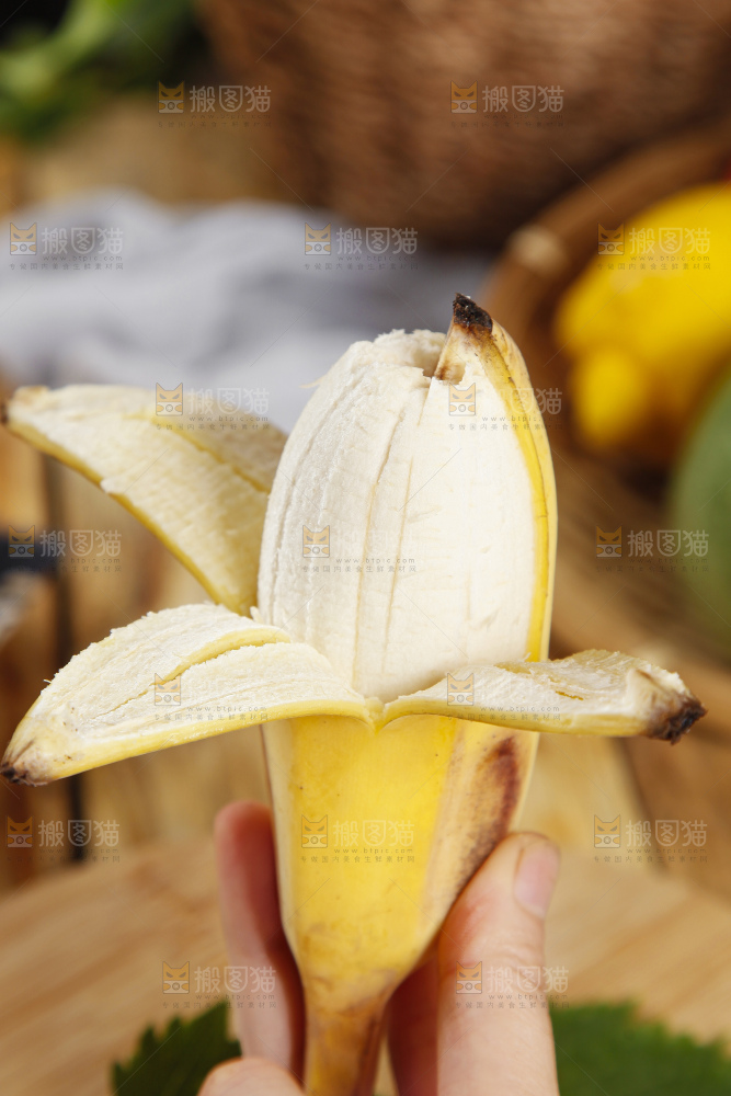 手里拿着苹果香蕉