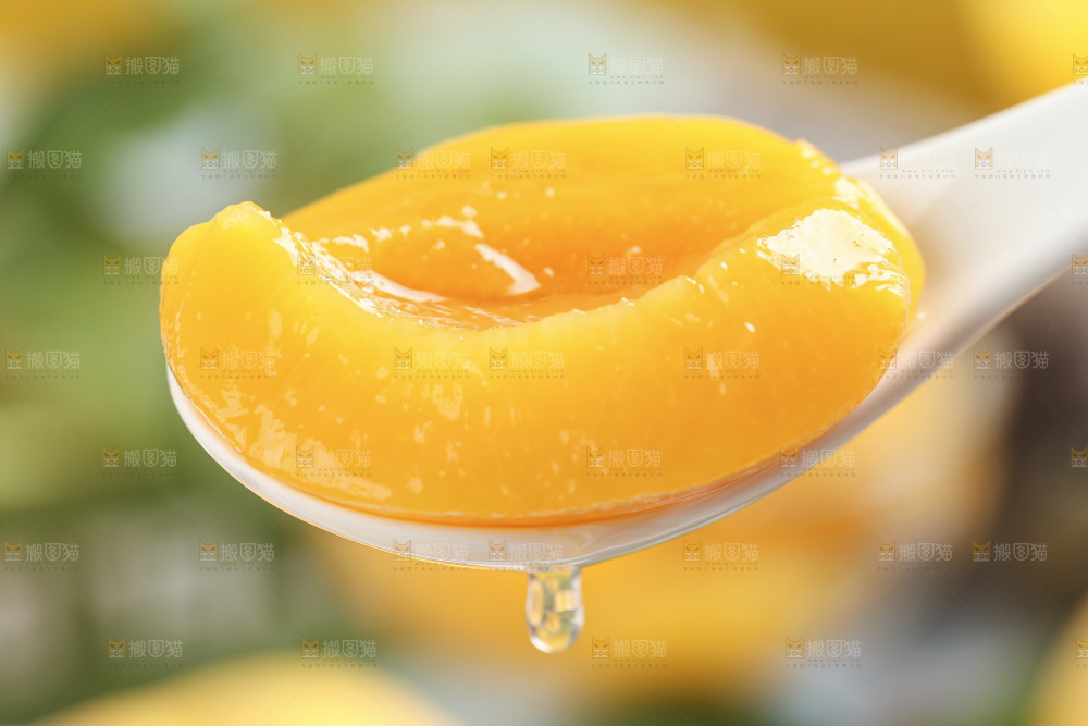 勺子里装着黄桃果肉