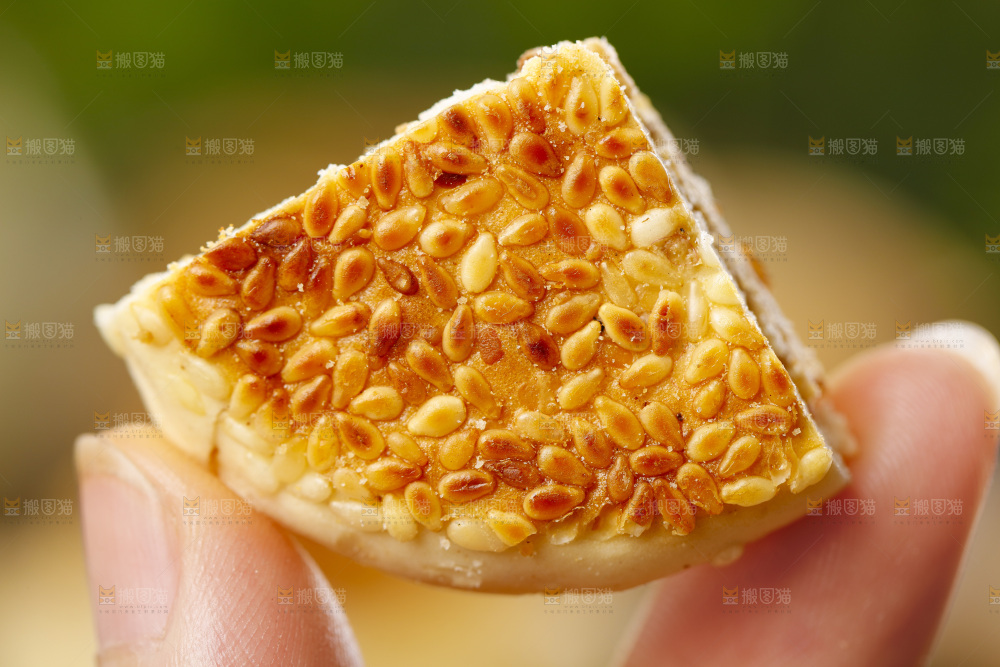 手里拿着手工芝麻饼