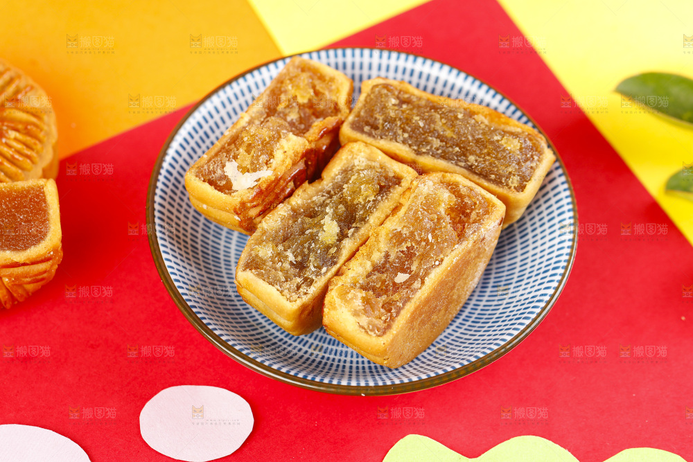 盘子里放着传统月饼