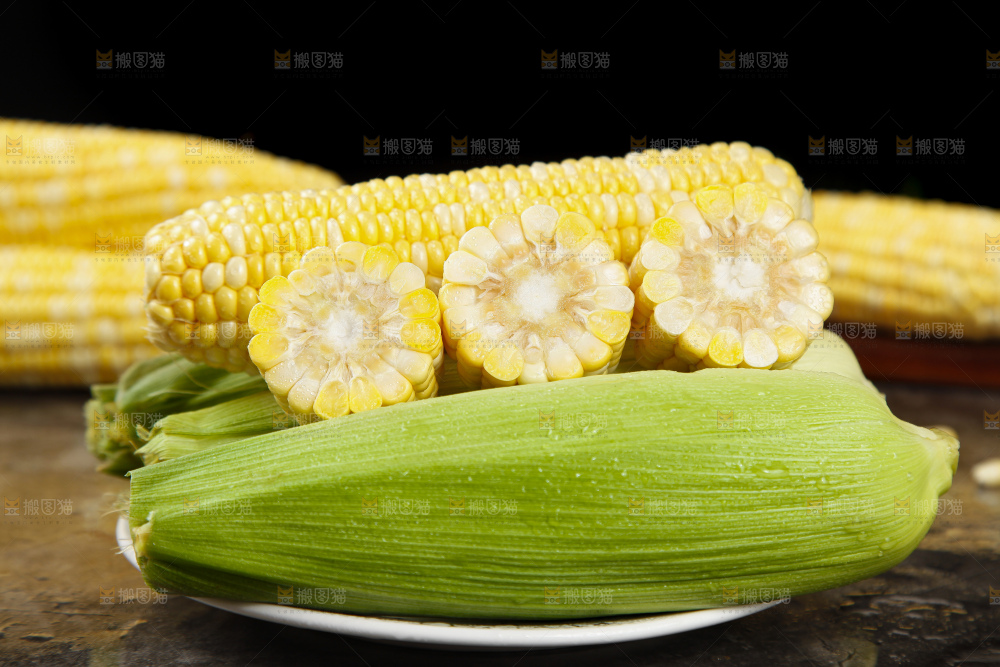 盘子里的云南水果玉米