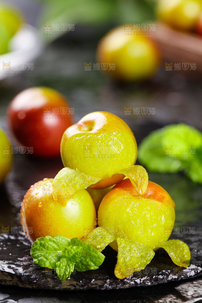 黑石板上放着半边红脱骨李