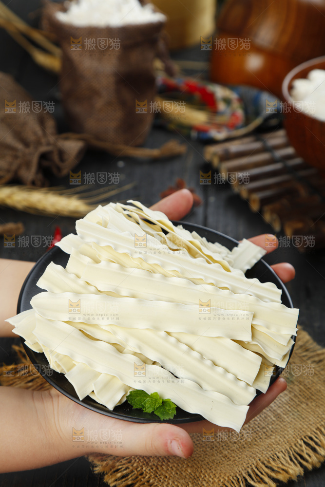 盘子里装着刀削面