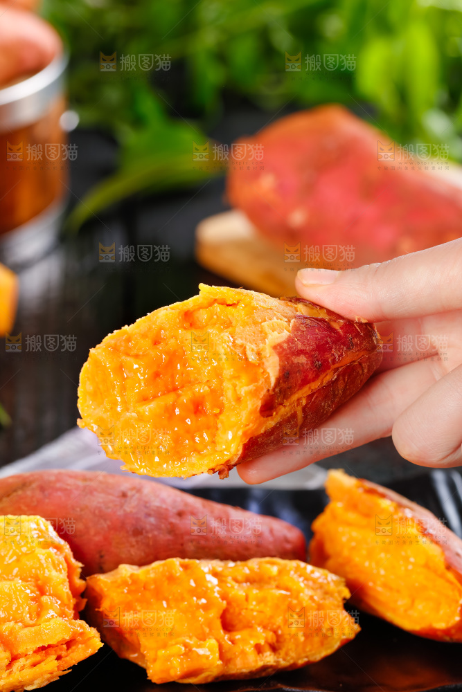 手里拿着红蜜薯