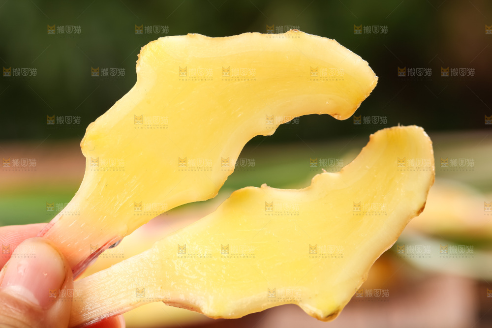 木板上放着四川生姜