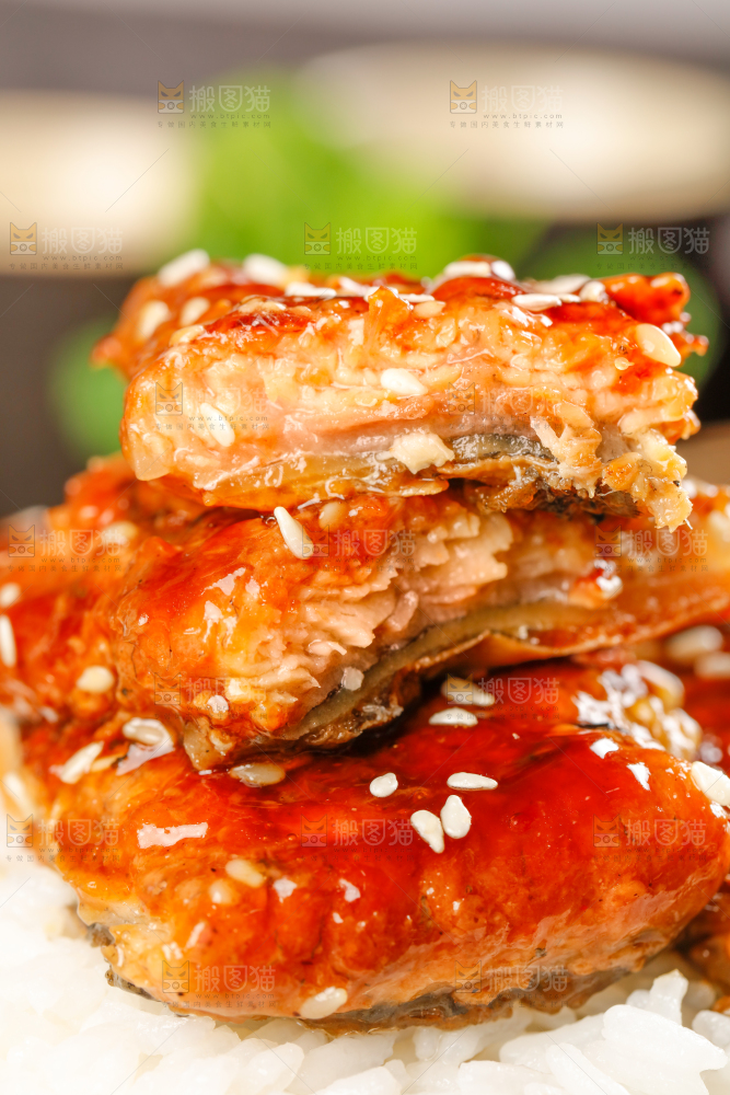 盘子里装着鳗鱼饭