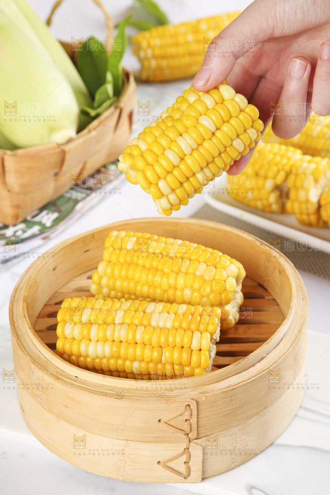 蒸笼里装着糯玉米