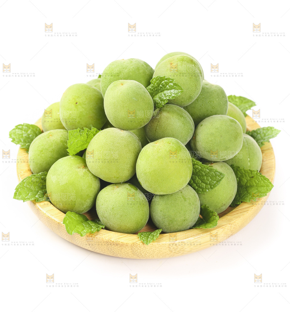 白底上的新鲜青杏