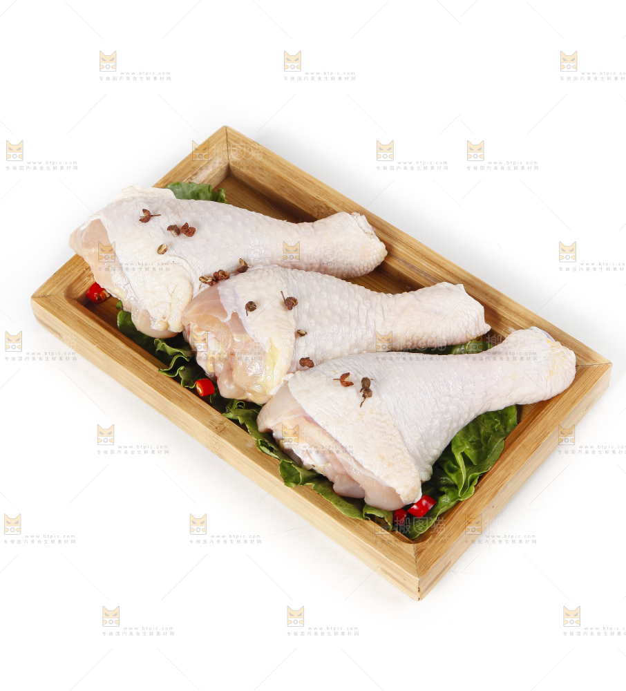 白底上放着大鸡腿