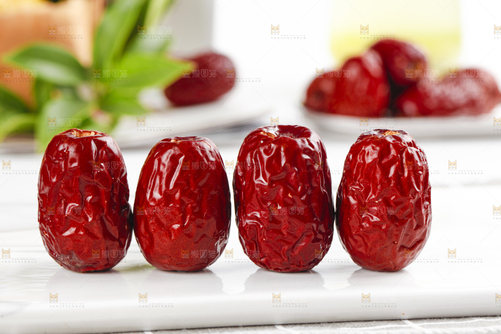 石板上摆放着干红枣