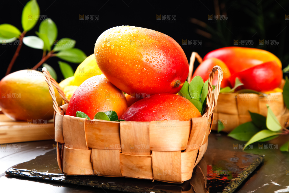 石板上的新鲜芒果