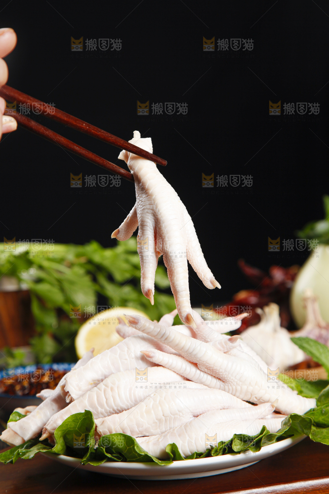 木板上放着一盘生凤爪