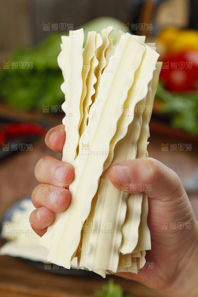 手上拿着手工刀削面