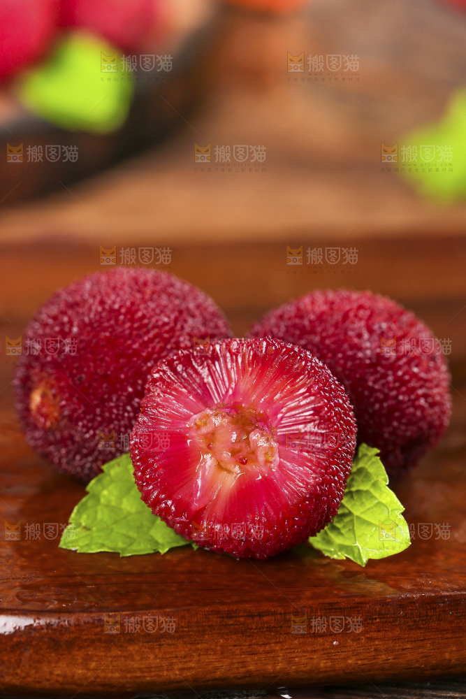 木板上摆放着东魁杨梅