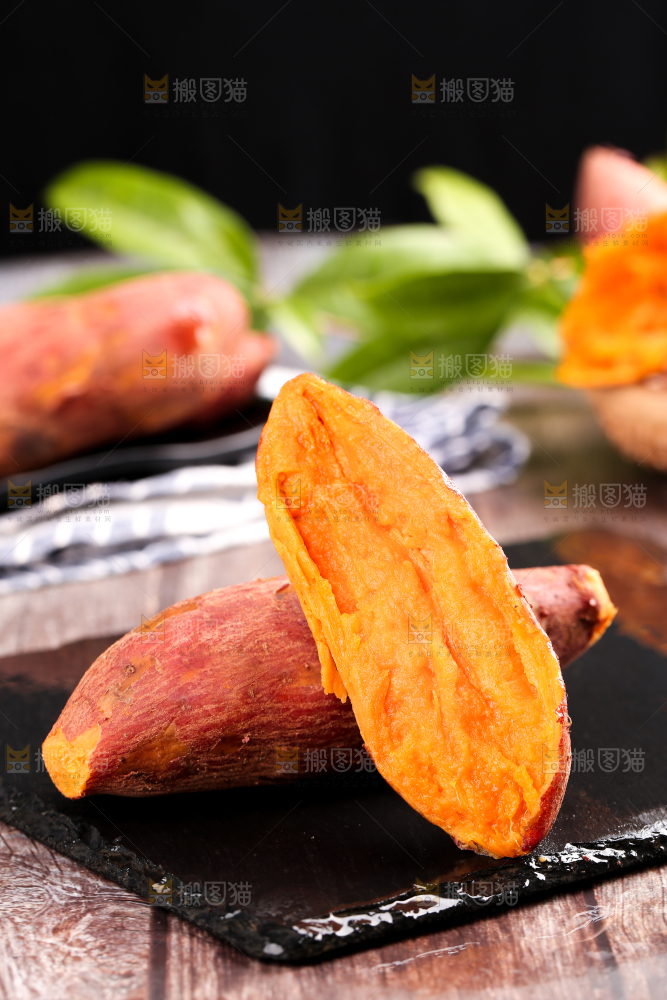 黑石板上放着六鳌红心蜜薯