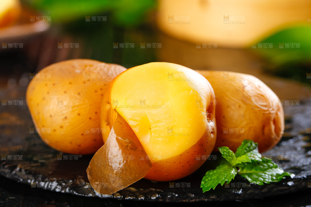 黑石板上的黄心小土豆
