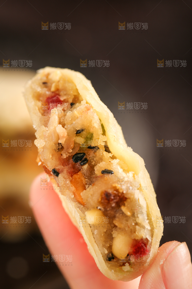 手里拿着苏式月饼