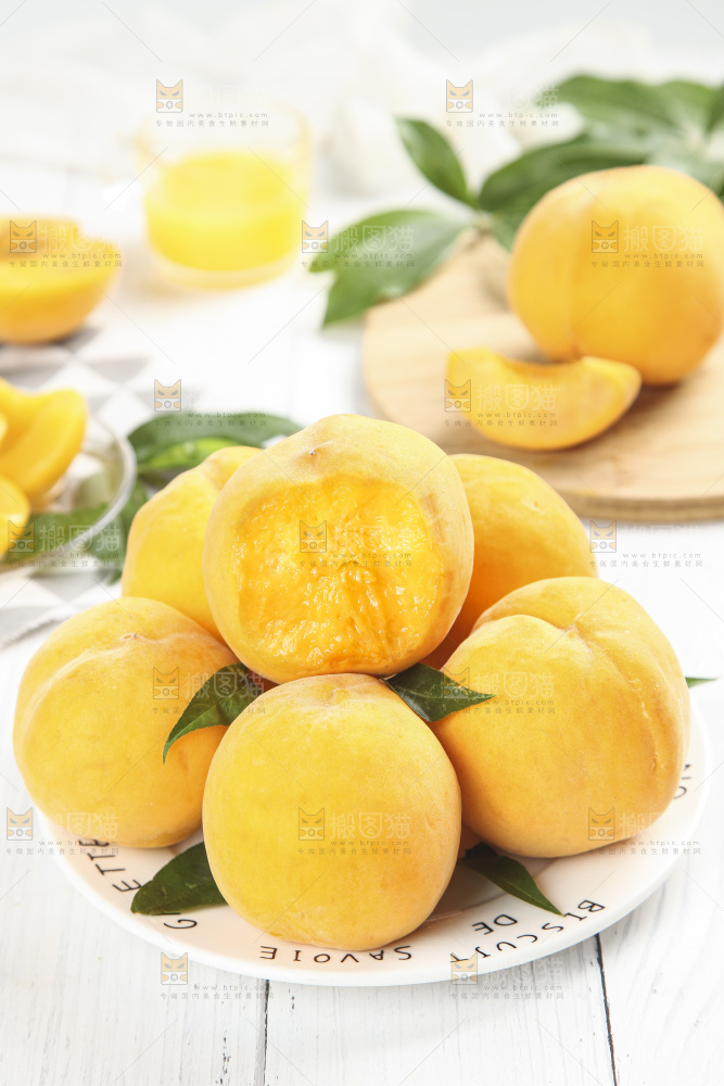 盘子里装着黄皮黄桃