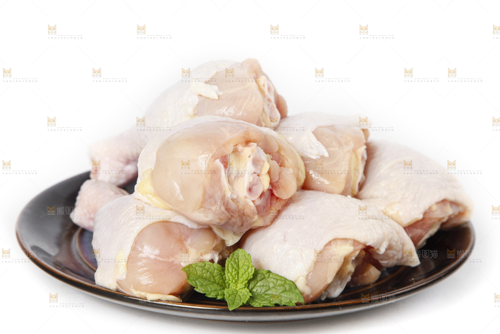 白底上放着大鸡腿