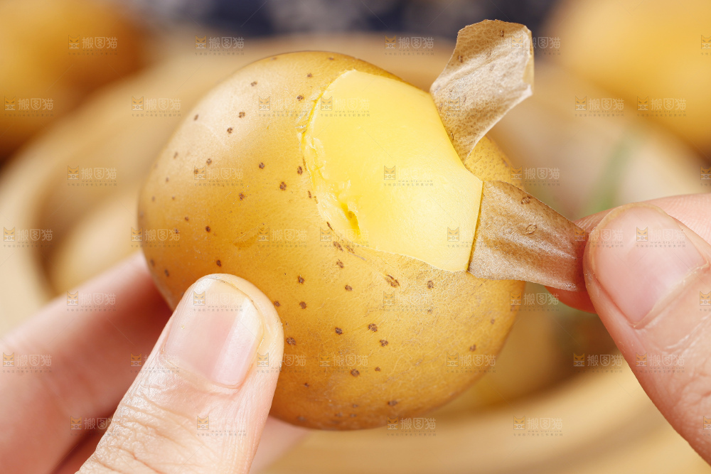 手里拿着迷你小土豆