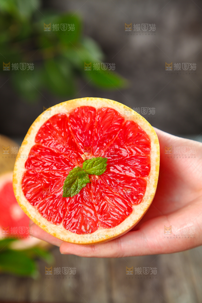 手上拿着南非西柚