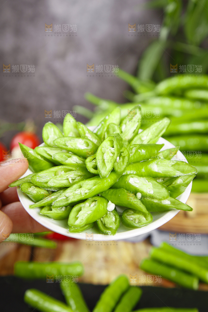 盘子里的云南青线椒