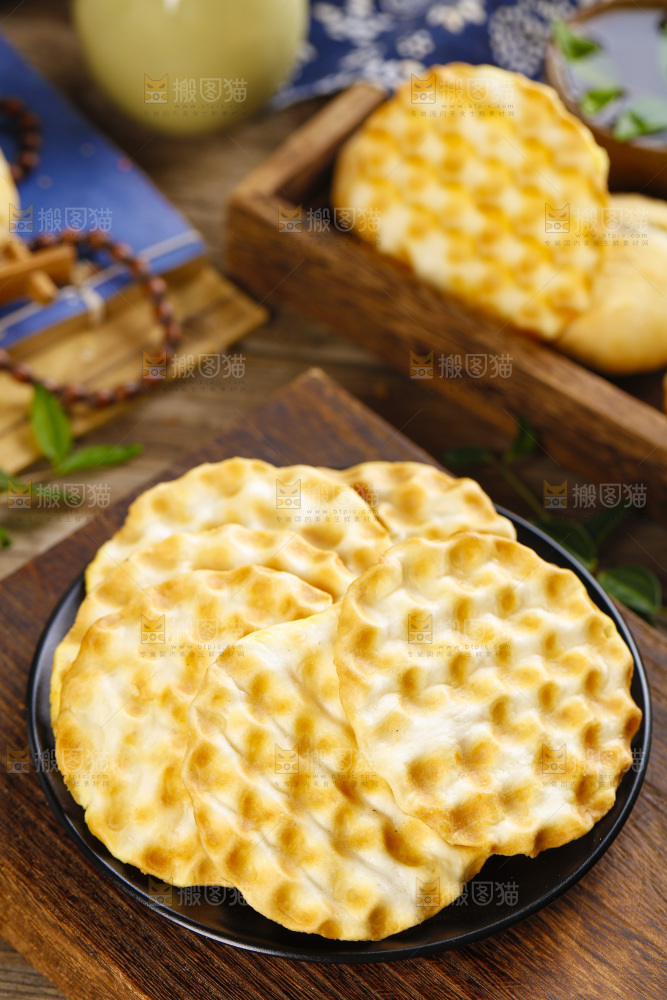 盘子里装着石头饼