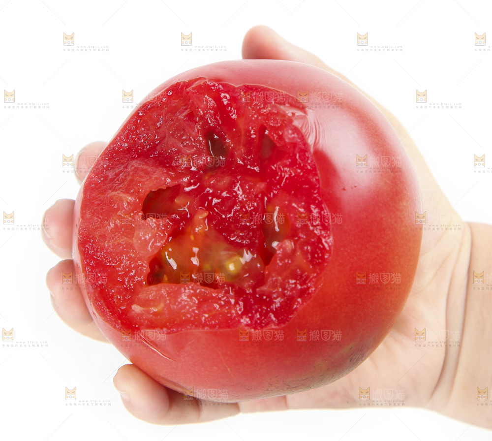 手上拿着沙瓤西红柿