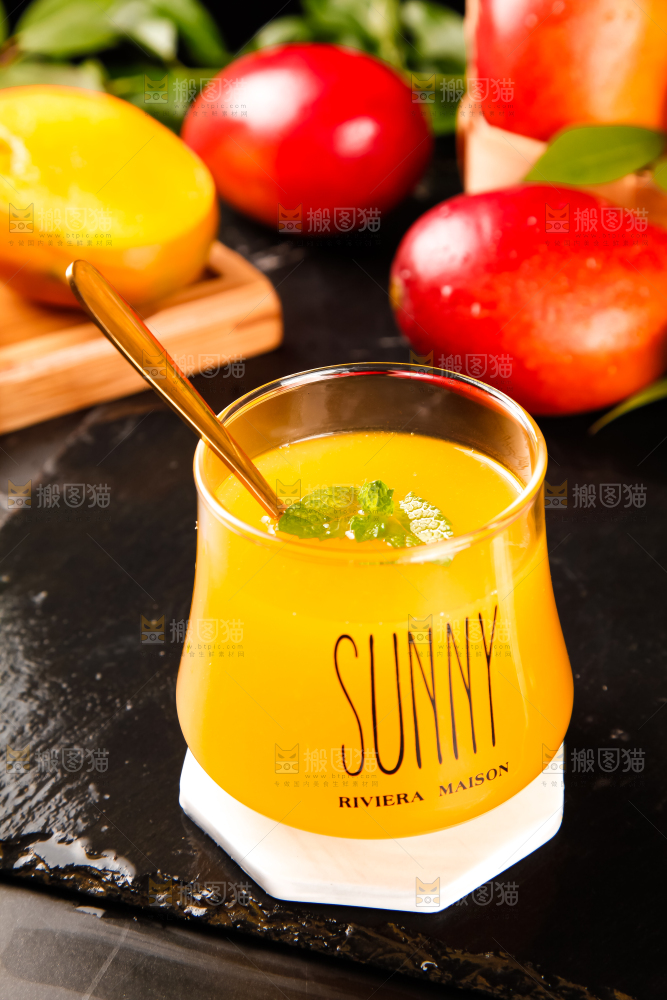 黑石板上放着一杯芒果汁