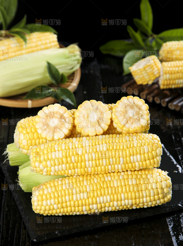 黑石板上放着水果玉米