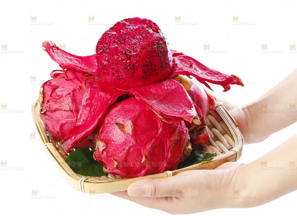 手里捧着新鲜火龙果肉