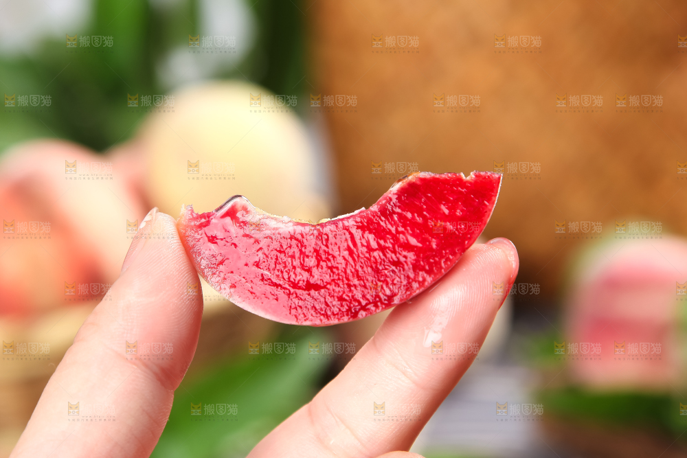 手里拿着毛桃