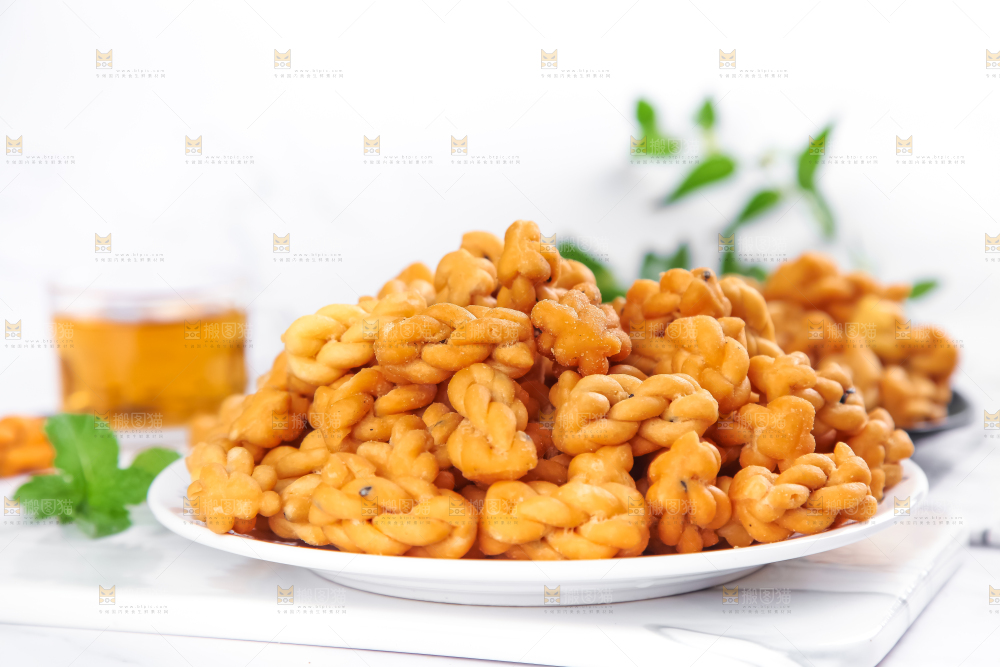 盘子里装着小麻花