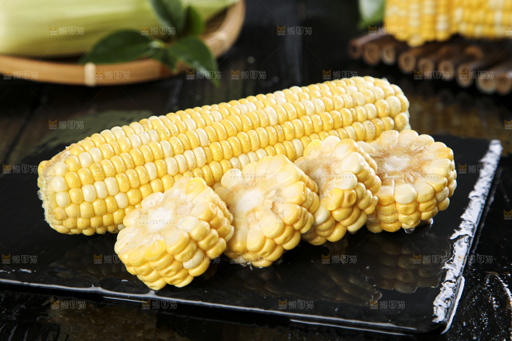 黑石板上放着水果玉米