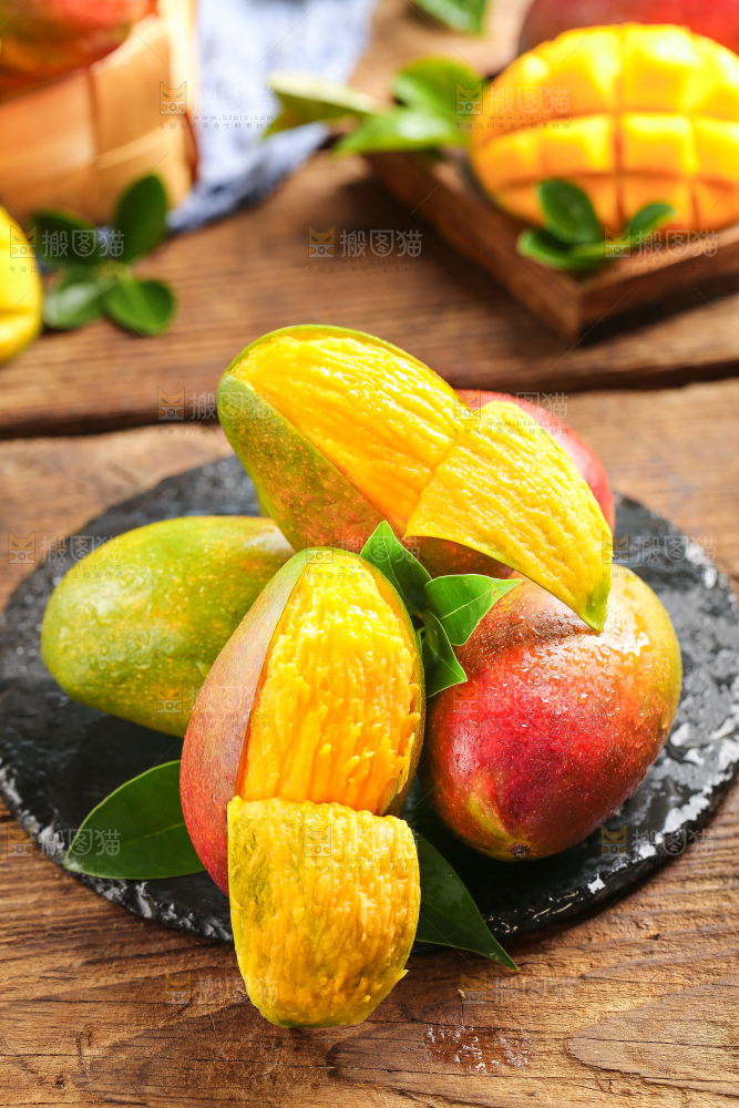 黑石板上的芒果